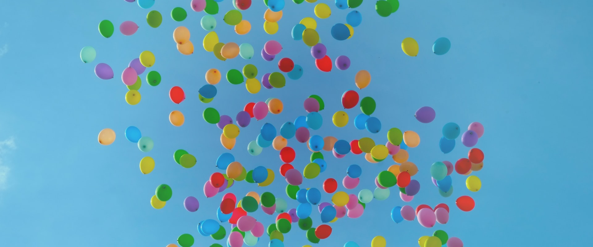 Colorful party balloons - happyparty.gr hero banner
