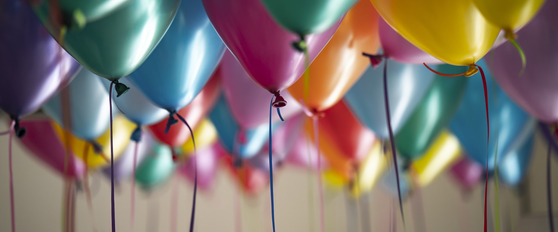 Party confetti celebration - happyparty.gr hero banner