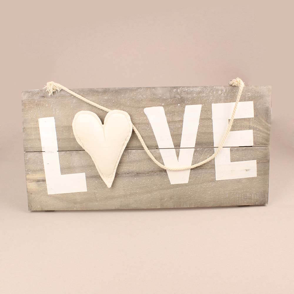 Ξύλινη πινακίδα με επιγραφή LOVE και υφασμάτινη καρδιά